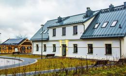 Zdjęcie przedstawia z finalnego etapu inwestycji pn.,,Adaptacja budynków przy ulicy Bocznej na cele społeczne wraz  z zagospodarowaniem przyległego terenu