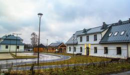 Zdjęcie przedstawia z finalnego etapu inwestycji pn.,,Adaptacja budynków przy ulicy Bocznej na cele społeczne wraz  z zagospodarowaniem przyległego terenu