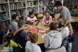 Na zdjęciu dzieci uczestniczące w zajęciach feryjnych w Miejsko-Gminnej Bibliotece Publicznej w Busku-Zdroju