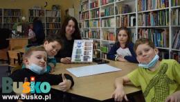 Na zdjęciu dzieci uczestniczące w zajęciach feryjnych w Miejsko-Gminnej Bibliotece Publicznej w Busku-Zdroju