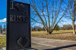 Zdjęcie przedstawia napis I love Busko na ściance przytulance 