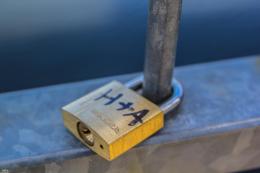 Na zdjęciu znajduje sie kłódka z inicjałami zakochanych 