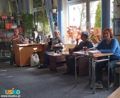 Na zdjęciu uczestniczki Dyskusyjnego Klubu Książki