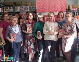 Na zdjęciu uczestniczki Dyskusyjnego Klubu Książki