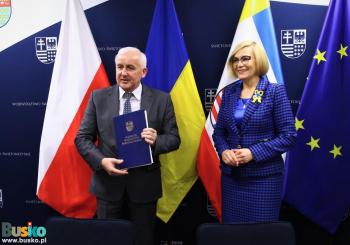 Zdjęcia przedstawiają podpisanie umowy na dofinansowanie powstania żłobka w Busku-Zdroju
