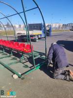 Na zdjęciu widoczny jest pracownik BOSIR podczas malowania wiaty stadionowej
