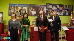 NA zdjęciu uczestnicy otwarcia wystawy Szopek Krakowskich