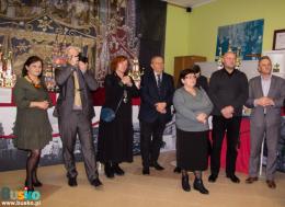 NA zdjęciu uczestnicy otwarcia wystawy Szopek Krakowskich