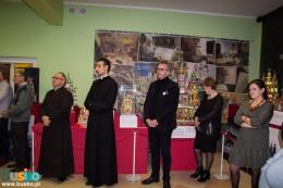 NA zdjęciu uczestnicy otwarcia wystawy Szopek Krakowskich