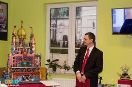 Na zdjęciu Tomasz Mierzwa podczas otwarcia wystawy Szopek Krakowskich