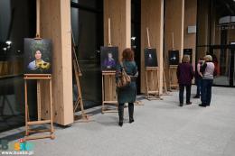 Uczestnicy otwarcia wystawy fotograficznej Agi Sabat