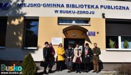 Uczestnicy super-wizji przed budynkiem biblioteki