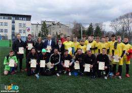 Na zdjęciu widoczni są zawodnicy nagrodzeni za uczestnictwo w meczu