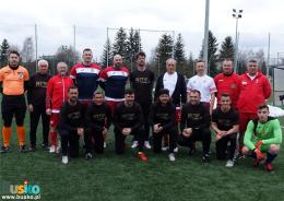 Na zdjęciu widoczna jest drużyna gości wraz z sędziami i reprezentantami Buska-Zdroju