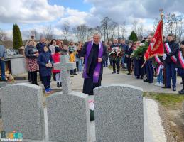 Zdjęcie przedstawia obchody w Dobrowodzie upamiętniające polskich bohaterów II wojny światowej