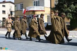 Uczestnicy Marszu Katyńskiego obok budynku pensjonatu Sanato