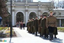 Uczestnicy Marszu Katyńskiego na terenie Parku Zdrojowego