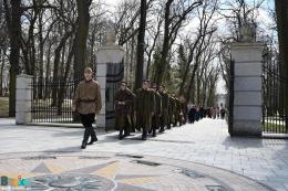 Uczestnicy Marszu Katyńskiego w bramie Parku Zdrojowego