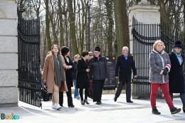 Uczestnicy Marszu Katyńskiego w bramie Parku Zdrojowego