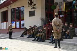 Uczestnicy Marszu Katyńskiego obok BSCK