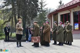 Uczestnicy Marszu Katyńskiego obok BSCK