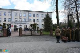 Uczestnicy Marszu Katyńskiego przy budynku ZSTI