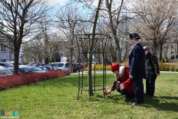 Uczestnicy Marszu Katyńskiego zapalają znicz pod Dębem Pamięci