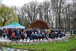 Uczestnicy festynu w Parku Zdrojowym przed muszlą koncertową