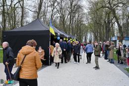 Na zdjęciu uczestnicy kiermaszu pośród straganów