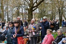 Publiczność biorąca udział w festynie obok muszli koncertowej