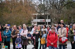 Publiczność biorąca udział w festynie obok muszli koncertowej