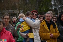 Publiczność biorąca udział w festynie obok muszli koncertowej