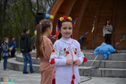 Publiczność biorąca udział w festynie obok muszli koncertowej