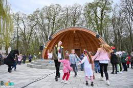 Publiczność biorąca udział w festynie obok muszli koncertowej