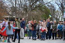 Publiczność biorąca udział w festynie obok muszli koncertowej