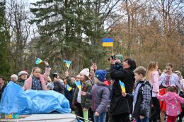Publiczność biorąca udział w festynie obok muszli koncertowej