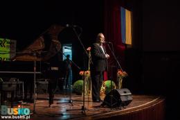 A. Jaroń wita ze sceny BSCK przybyłych gości