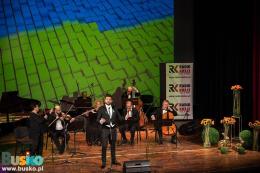 Na scenie zespół Strauss Ensemble wraz z Jakubem Oczkowskim