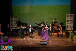 Na scenie zespół Strauss Ensemble wraz z Klaudią Dudą