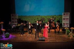 Na scenie zespół Strauss Ensemble wraz z Klaudią Dudą i Jakubem Oczkowskim