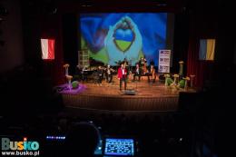 Na scenie zespół Strauss Ensemble wraz z Jakubem Oczkowskim