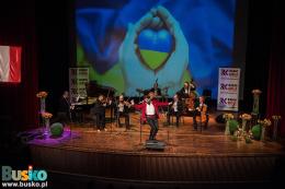 Na scenie zespół Strauss Ensemble wraz z Jakubem Oczkowskim