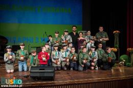 Na scenie buskie zuchy i harcerze razem  z artystami