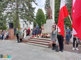 Delegacje składają wiązanki pod pomnikiem Kościuszki
