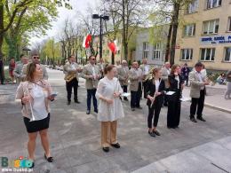 Uczestnicy uroczystości pod pomnikiem Kościuszki