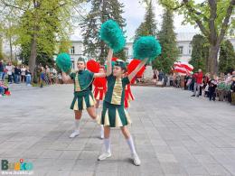Pokaz mażoretek na placu przed pomnikiem Tadeusza Kościuszki