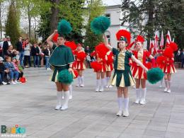 Pokaz mażoretek na placu przed pomnikiem Tadeusza Kościuszki