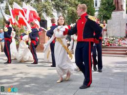 Prezentacja poloneza na placu przed pomnikiem Tadeusza Kościuszki