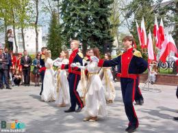 Prezentacja poloneza na placu przed pomnikiem Tadeusza Kościuszki