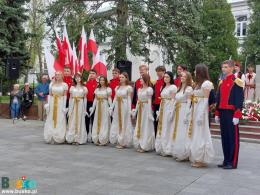 Prezentacja poloneza na placu przed pomnikiem Tadeusza Kościuszki